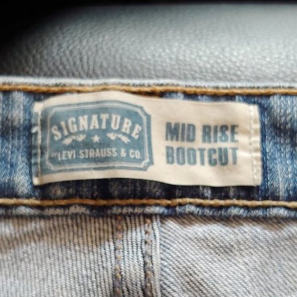 VINTAGE LEVI MID RISE BOOT CUT JEANS, SIZE 8!!! - Picture 4 of 5